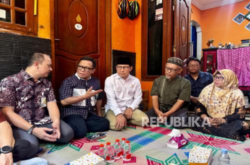 Menko PM Serahkan Manfaat BPJS Ketenagakerjaan Bagi Nur Ainia