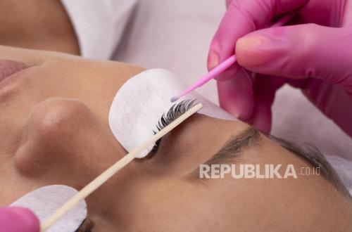 Studi Ungkap Bahaya Pasang Eyelash Extension Berulang