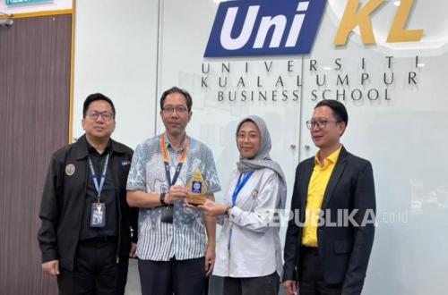 Edutrip UBSI Tukar Plakat dengan UniKL Kuala Lumpur