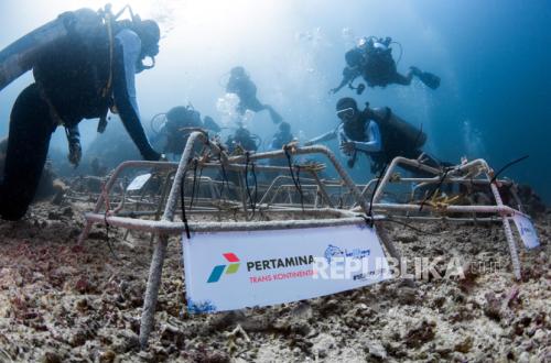 Pertamina Trans Kontinental Kibarkan Merah Putih di Bawah Laut di Sulawesi