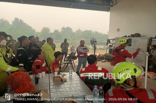 PT TIMAH Kerahkan Personel Fire Fighter Bersama Grup MIND ID Tangani Karhutla di Kalimantan Barat