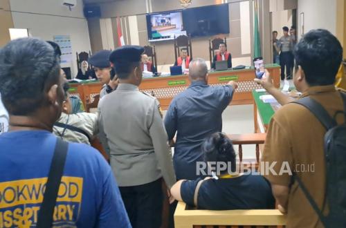 Sidang Pembunuhan Keluarga Haji Syahroni Ricuh, Keluarga Korban Teriak: Mereka Itu Bukan Manusia