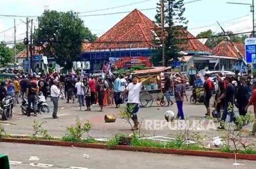 Unjuk Rasa di Pendopo Ricuh, Lucky Hakim Kesal, Demonstran: Bupati tak Temui Rakyat Sendiri