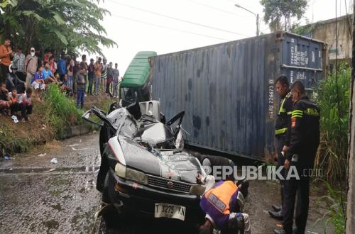 Suami, Istri, dan Anak Tewas Tertimpa Truk Kontainer yang Oleng di Karawang