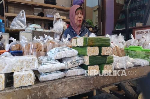 Menabung 25 Tahun dari Hasil Berjualan Tempe, Ummu Puri Akhirnya Bisa Berangkat Haji