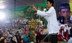 Ustaz Abdul Somad  saat menyampaikan ceramah di Masjid Baitussalam, Serpong, Tangerang, Rabu (11/7).