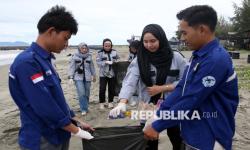 Mahasiswa Universitas Syiah Kuala (USK) membersihkan sampah plastik di pantai wisata kilometer nol, Banda Aceh, Aceh, Ahad (26/10/2025). Aksi kolaborasi menjelang peringatan Hari Sumpah Pemuda yang melibatkan 120 mahasiswa dari Fakultas Kedokteran Hewan dan Fakultas Ilmu Kelautan Perikanan USK itu sebagai wujud kepedulian generasi muda untuk menjaga lingkungan serta kampanye penyelamatan laut. 