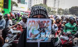In Picture: Kecam Israel, Aktivis Free Palestine Network Gelar Aksi di Tugu Tani