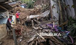 In Picture: Puluhan Rumah di Lembang Rusak Akibat Bencana Longsor
