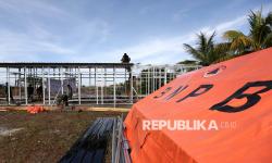 Prajurit TNI bersama petugas Badan Nasional Penanggulangan Bencana (BNPB) membangun hunian sementara (huntara) untuk korban bencana banjir bandang di Pidie Jaya, Aceh, Kamis (25/12/2025). Pemerintah bersama BNPB dan TNI mulai membangun huntara di tiga lokasi yang ditetapkankan untuk korban banjir bandang di Kabupaten Pidie Jaya, Provinsi Aceh. 