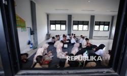 In Picture: Imbas Efisiensi Anggaran, Siswa SMKN 8 Tangsel Belajar Lesehan