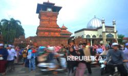 In Picture: Libur Isra Miraj, Masjid Menara Kudus Dipadati Wisatawan