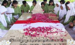 In Picture: Peringati Hari Musik Nasional, Pelajar Lakukan Ziarah ke Makam WR Supratman