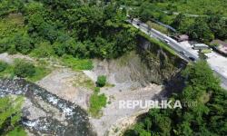 In Picture: Terdampak Longsor Setahun Lalu, Bahu Jalan di Malibo Anai Belum Juga Diperbaiki 