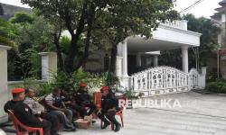 In Picture: Ditetapkan Sebagai Tersangka, Rumah Hasto Kristiyanto Dijaga Satgas Cakra Buana PDIP