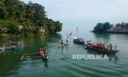 In Picture: Peringatan HUT RI oleh Nelayan di Muara Batang Arau