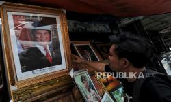 In Picture: Jelang Pelantikan, Penjualan Bingkai Foto Prabowo-Gibran Laris Manis