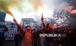 In Picture: Tolak UU TNI, Puluhan Mahasiswa Geruduk Kantor DPRD Jabar