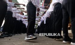 In Picture: 100 Pelajar Depok Ikuti Pembinaan Karakter di Barak Militer