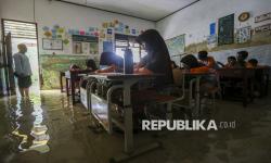 In Picture: Potret Siswa SDN Eretan Serang Belajar di Ruang Kelas yang Terendam Banjir