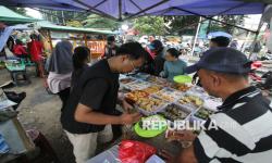 Pegawai Kemenag Non Muslim Turut Berbagi Takjil