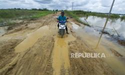 In Picture: Tiga Bulan Terendam Banjir, Jalan Penghubung Desa di Muaro Jambi Rusak Parah