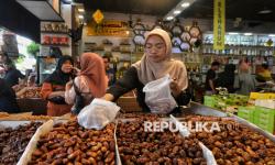 In Picture: Jelang Ramadhan, Penjualan Kurma di Tanah Abang Meningkat