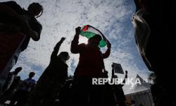Massa dari sejumlah organisasi dan masyarakat menggelar aksi solidaritas Palestina di depan Kedutaan Besar Amerika Serikat, Jakarta, Ahad (26/10/2025).