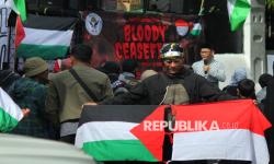 Ratusan massa dari Aliansi Bela Palestina Boikot Israel (Ababil) menggelar aksi Peduli Palestina bertajuk Gencatan Senjata Berdarah di depan Gedung DPRD Jawa Barat, Jalan Diponegoro, Kota Bandung, Jumat (13/2/2026). Aksi tersebut menyerukan kepada umat bahwa pembantaian di Gaza masih terus berlangsung meski dibungkus narasi gencatan senjata, dan mengajak mengawal sikap politik Indonesia agar tidak memberi celah normalisasi hubungan dengan israel dalam bentuk apa pun.