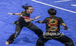Atlet Wushu Jatim Natalie Chriselda dan Benedicta Rafaella beraksi pada final Wushu Taolu kategori Duilian Putri PON Papua 2021 di Gor Futsal Dispora, Kabupaten Merauke, Papua,Ahad (3/10/2021). Tim Wushu Jatim meraih medali emas pada pertandingan tersebut. 