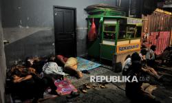 Korban Banjir Pejaten Timur Berbuka Puasa Seadanya di Posko Pengungsi