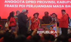 In Picture: Hadir di Pembekalan Kader PDIP, Megawati Terima Hadiah Lukisan