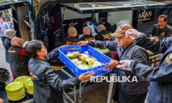 Relawan dari Masjid Makan-Makan menyiapkan makanan untuk berbuka puasa di pelataran Masjid Al Lathiif, Bandung, Jawa Barat, Sabtu (21/2/2026). 