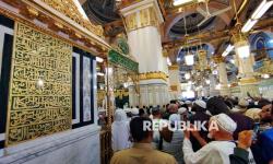 Umat muslim mengantre untuk berziarah ke makam Nabi Muhammad SAW dan dua sahabatnya Abu Bakar dan Umar bin Khattab di Masjid Nabawi, Madinah, Arab Saudi, Kamis (4/5/2023).
