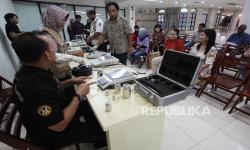 In Picture: Menghindari Kecurangan Pedagang, Petugas Lakukan Tera ulang di Surabaya