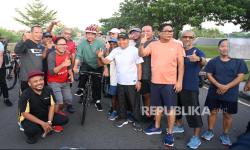 Hari Buruh, Presiden Joko Widodo Naik Sepeda Sapa Warga di Mataram