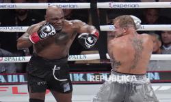 In Picture: Aksi Mike Tyson Di Atas Ring saat Berduel dengan Jake Paul