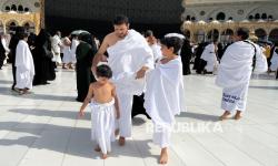 Dua orang anak ditemani ayahnya di sekitar area mataf. Jurnalis Republika mengabadikan bagaimana anak-anak itu berada di sekitar mataf pada Kamis (8/5/2025) dan Jumat (8/5/2025). Ada yang mengenakan pakaian ihram atau pakaian biasa. Ada yang digendong oleh ayahnya, ada yang tengah bermain atau sekadar berbincang dengan orang tua. Kehadiran mereka menjadi bumbu pemanis tersendiri. Anak-anak itu adalah generasi Islam di masa depan. Mereka adalah pewaris agama yang mulia ini. Jamaah haji kini mulai memadati Masjidil Haram untuk melakukan umroh jelang puncak musim haji yang diperkirakan akan dimulai pada 5-6 Juni mendatang.