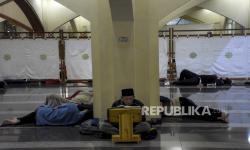 Ilustrasi membaca Alquran. Berdiam diri di masjid dan membaca Alquran mempunyak keutamaan besar