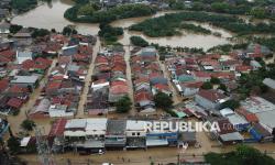 BNI Bagikan Sembako Hingga Alat Kebersihan untuk Korban Banjir Bekasi   