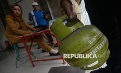 In Picture: Pemeriksaan Kuantitas Tabung Gas Elpiji Subsidi 3 Kg Jelang Nataru