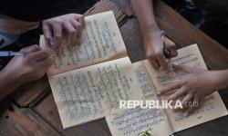 In Picture: Santri Ponpes Al Musthofa Tebuireng Isi Waktu Ngabuburit dengan Ngaji Kitab Kuning