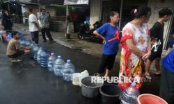 In Picture: Dampak Pipa Bocor, Warga Antre Dapatkan Air Bersih