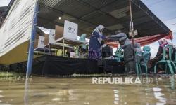 In Picture: Banjir Tak Surutkan Pemilih di Pekalongan Gunakan Hak Suara Pilkada