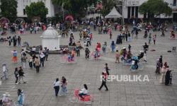 Gerimis tak Surutkan Pengunjung Padati Kota Tua