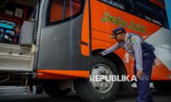 In Picture: Cegah Risiko Kecelakaan, Bus Wisata yang Akan Lintasi Kawasan Bromo Jalani Pemeriksaan Kelaikan