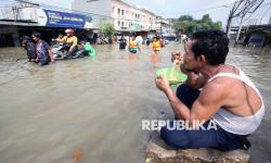 In Picture: Banjir Setinggi 2 Meter Rendam Permukiman Warga Ciledug Indah