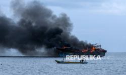 In Picture: Upaya Pemadaman Dua Kapal Nelayan yang Terbakar di Selat Bali