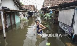 In Picture: Rumahnya Terendam Banjir, 353 Warga Pekalongan Mengungsi 