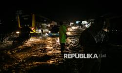 In Picture: Hujan Deras, Jalur Utama Yogyakarta-Wates Tergenang Banjir 